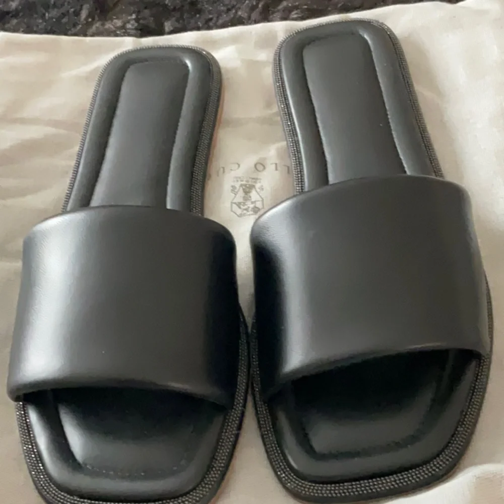 NEW BRUNELLO CUCINELLI SANDAL SLIDES BLACK LEATHER MONILI TRIM EU 40 US 9 9.5 10 - Picture 1 of 6